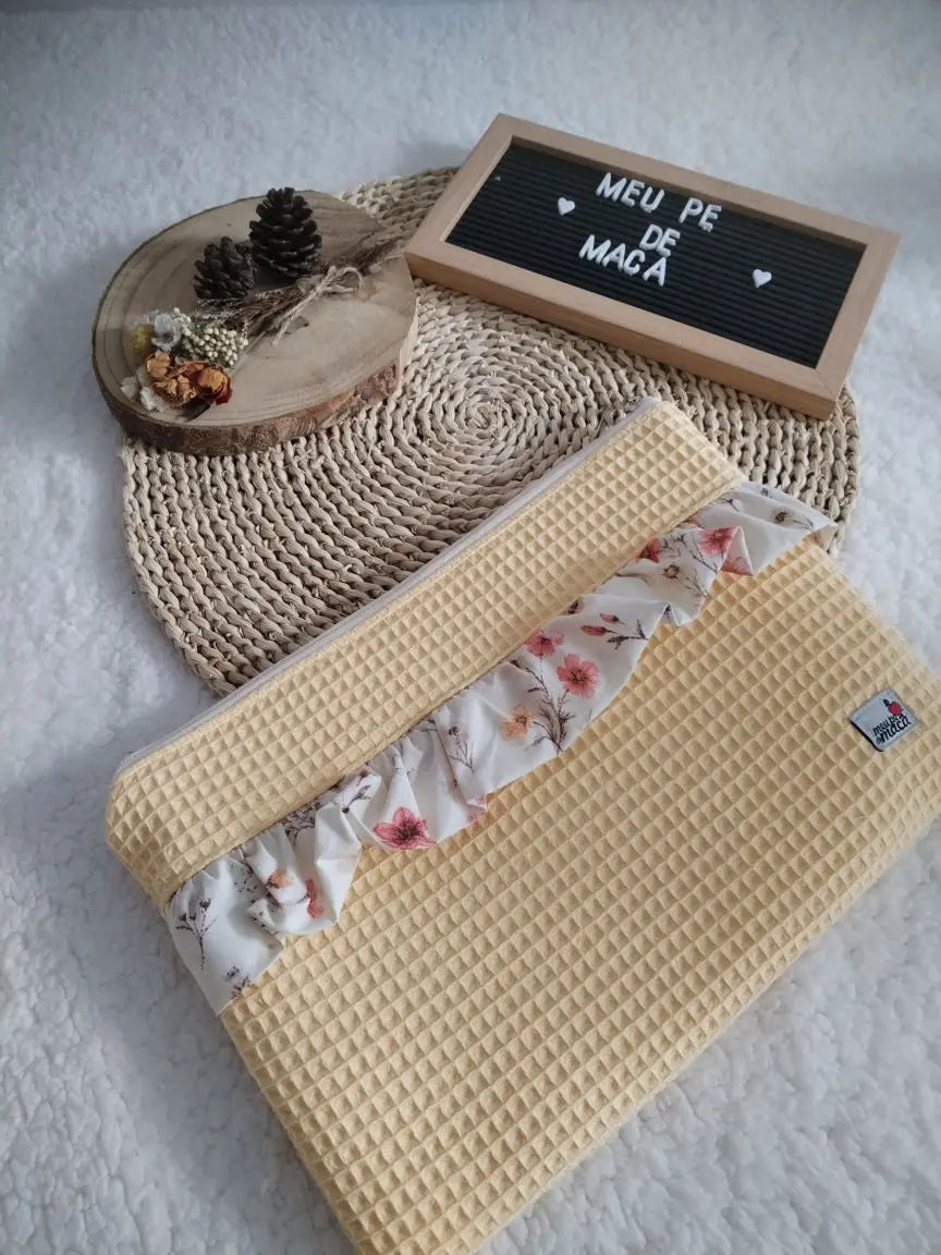 Conjunto Bolsa para Portátil + Bolsa para E-reader – Waffle Amarelo Pastel e Floral - Meu Pé de Maçã