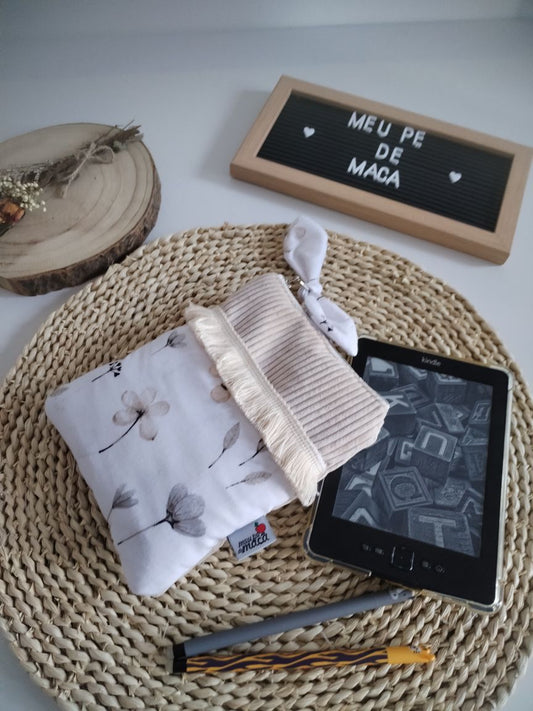 Sleeve para e-reader até 13 cm - Floral Bege - Meu Pé de Maçã