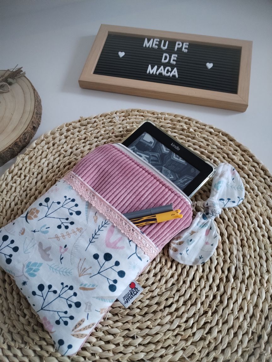 Bolsa acolchoada para e-reader (Kindle, Kobo e outros) - Floral Rosa - Meu Pé de Maçã