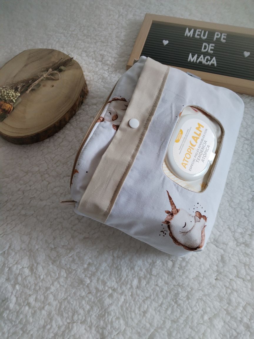 Bolsa organizadora para fraldas e toalhitas — feita à mão - Unicórnios - Meu Pé de Maçã