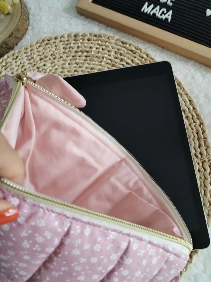 Bolsa para tablet acolchoada – feita à mão - Floral Rosa - Meu Pé de Maçã