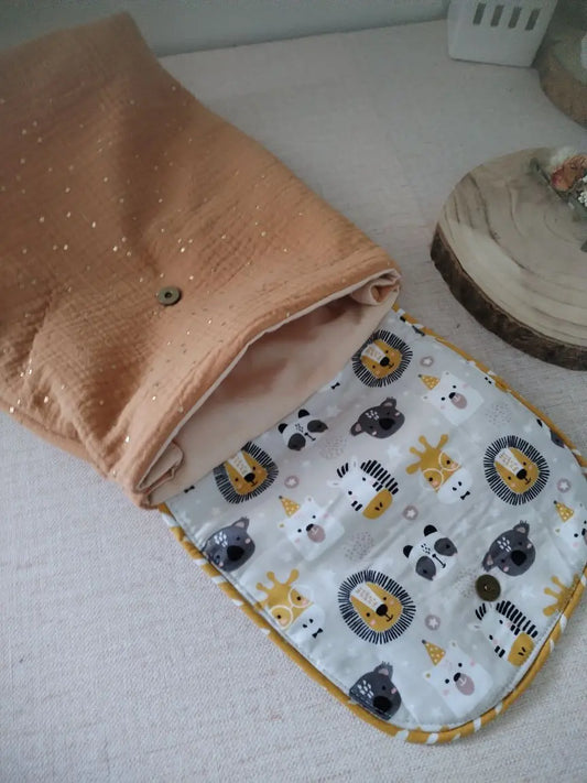 Mochila Bege e Amarela com Animais - Meu Pé de Maçã