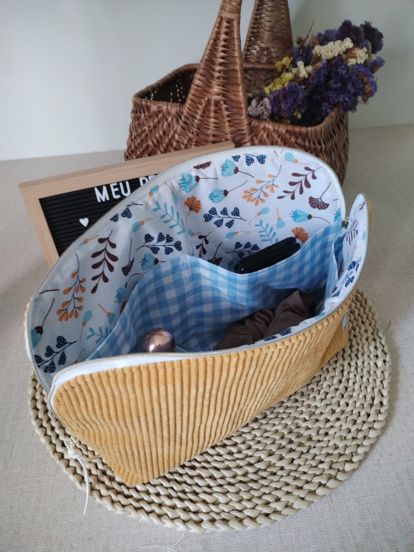Necessaire de Viagem para Mães – Elegância e Praticidade no Seu Ritmo - Amarelo - Meu Pé de Maçã