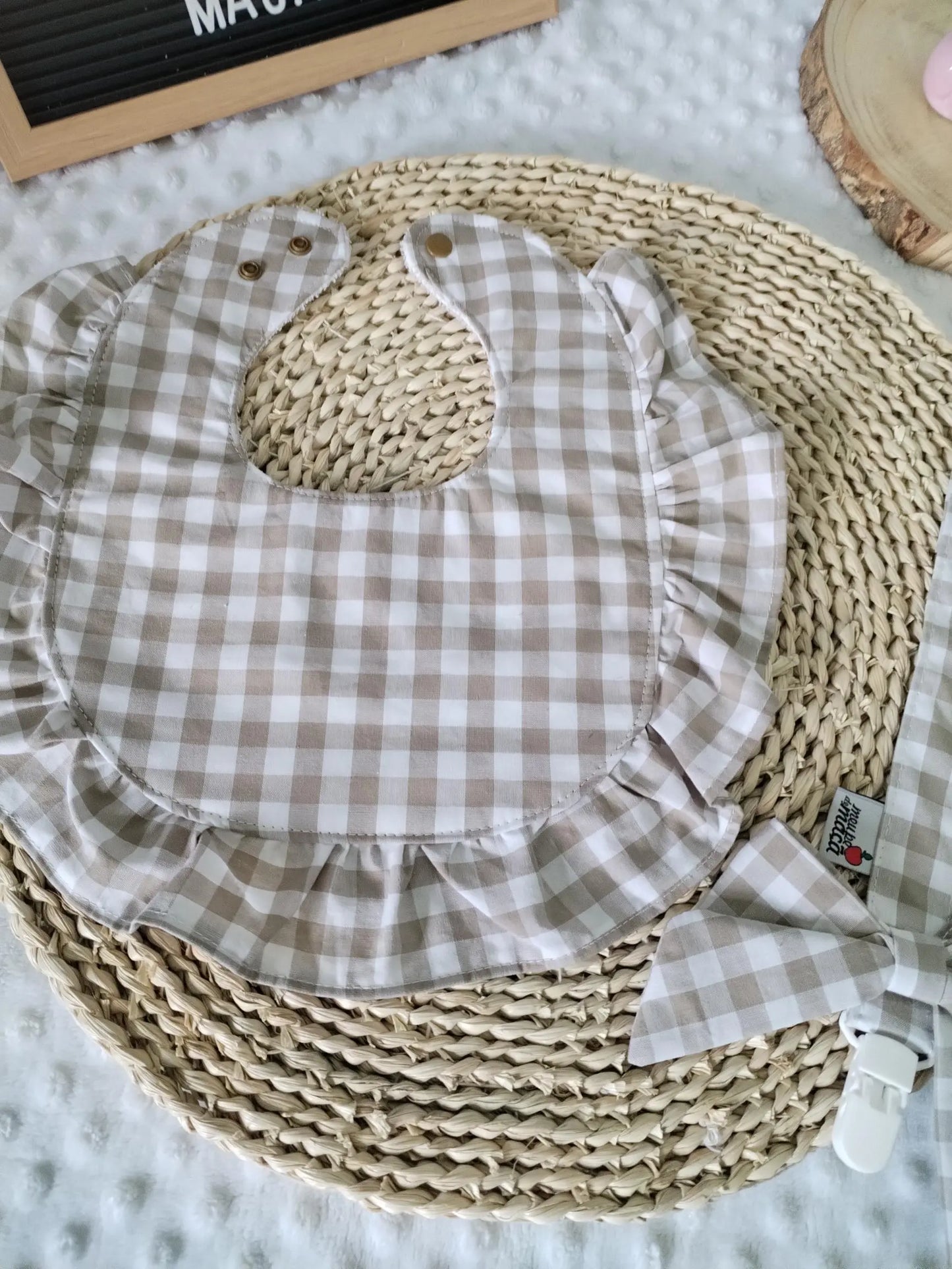 Conjunto Babete e Fita da chucha - Vichy bege - Meu Pé de Maçã