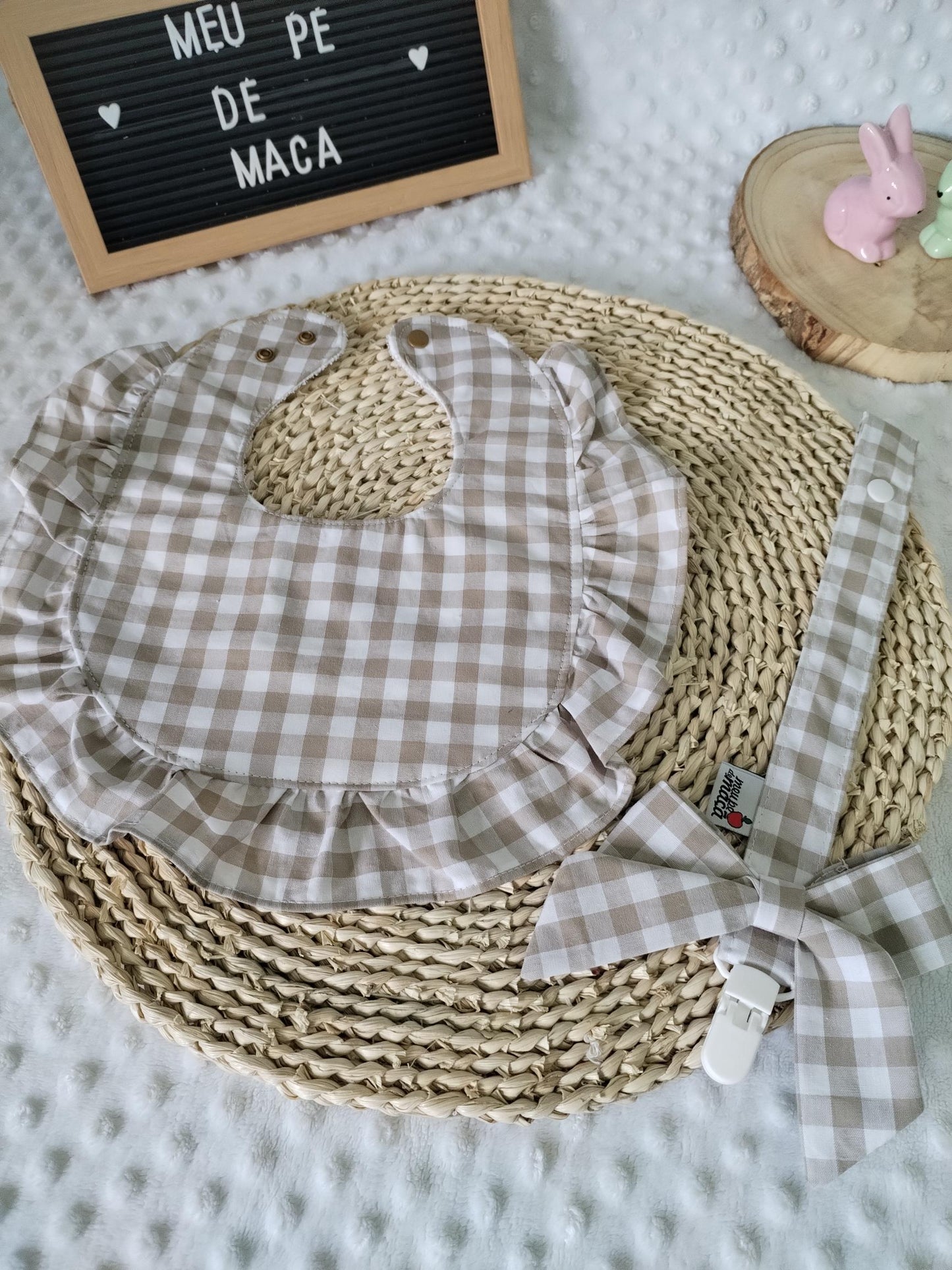 Conjunto Babete e Fita da chucha - Vichy bege - Meu Pé de Maçã