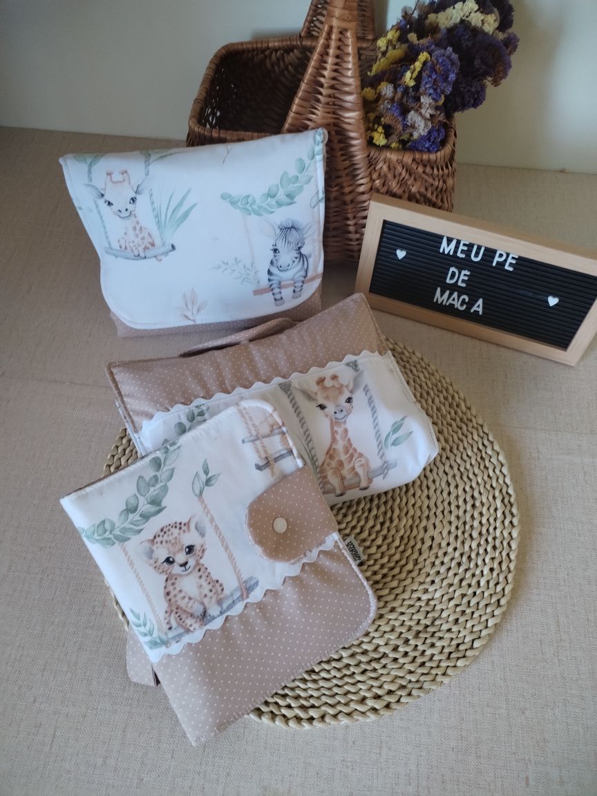 Conjunto Muda-Fraldas + Porta Documentos + Bolsa 3 em 1 - Meu Pé de Maçã