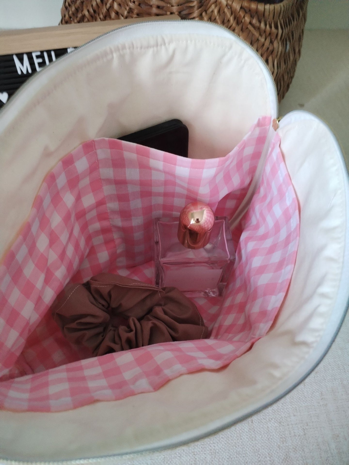 Necessaire de Viagem para Mães – Elegância e Praticidade no Seu Ritmo - Floral Rosa - Meu Pé de Maçã