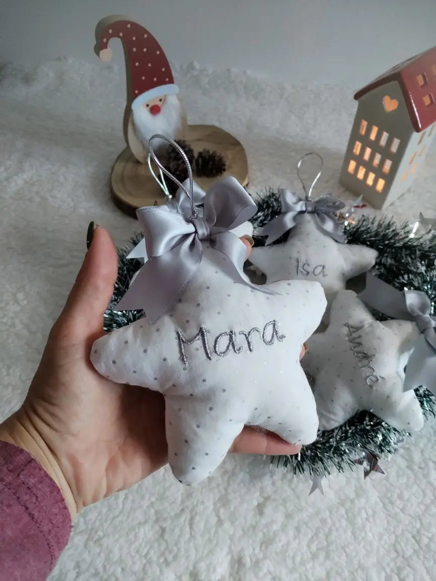 Estrela de Natal personalizada — com nome bordado - Brancas e Prateadas - Meu Pé de Maçã