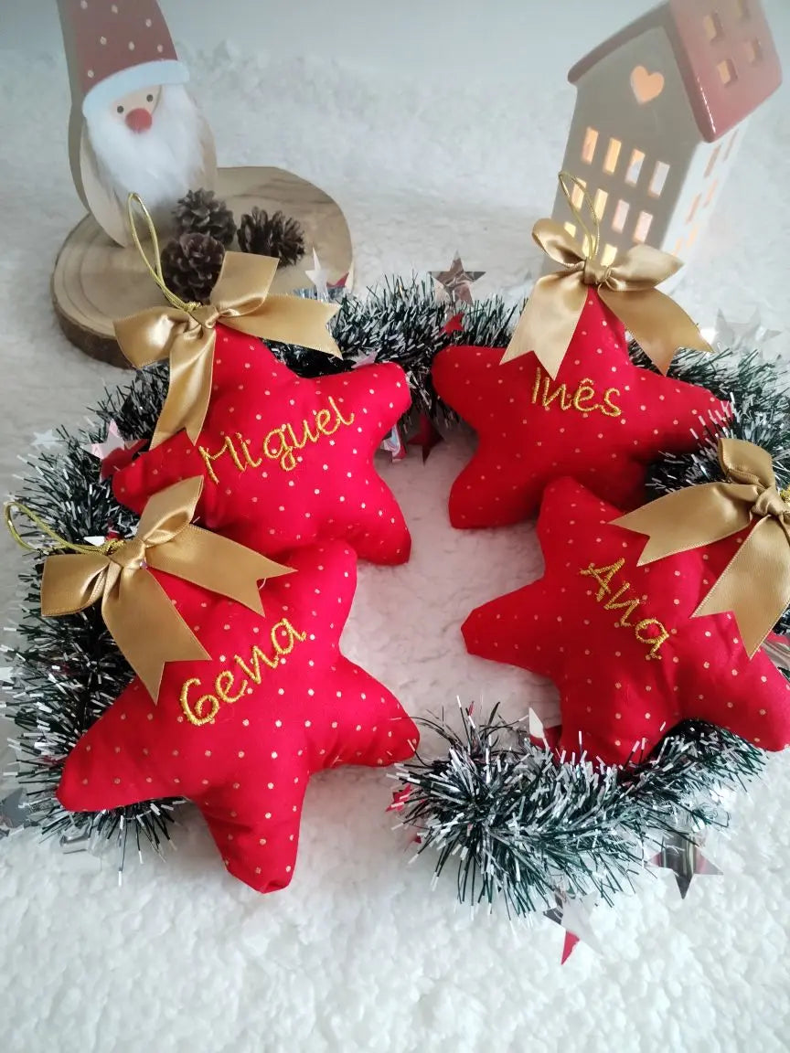 Estrela de Natal personalizada — com nome bordado - Vermelhas e Douradas - Meu Pé de Maçã