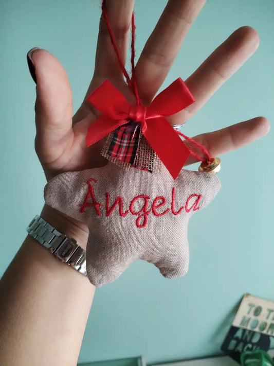 Estrela de Natal personalizada — com nome bordado - Bege e Vermelhas - Meu Pé de Maçã