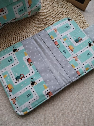 Conjunto Bolsa Organizadora e Porta Documentos Carrinhos - Meu Pé de Maçã