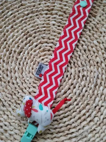 Fita prende chupeta com aplicação-- elefante vermelho - Meu Pé de Maçã