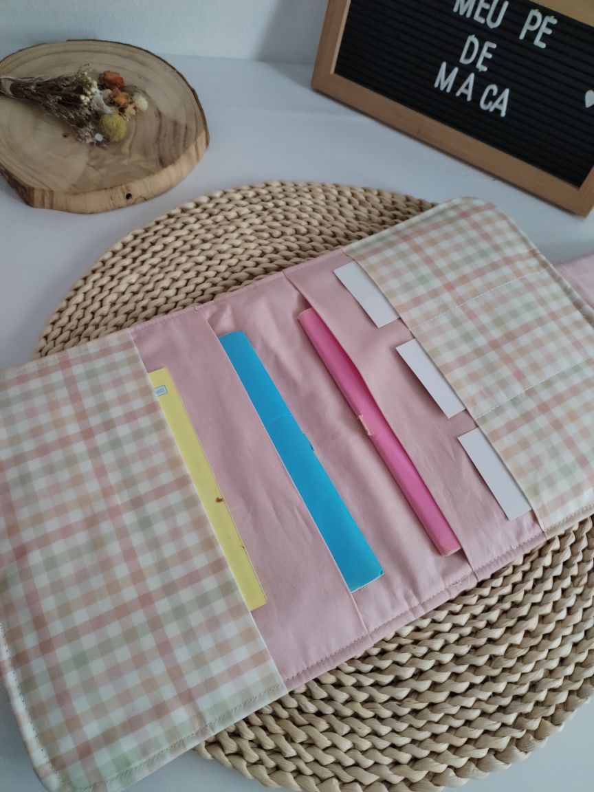 interior do porta documentos do bebé com vichy colorido e rosa claro