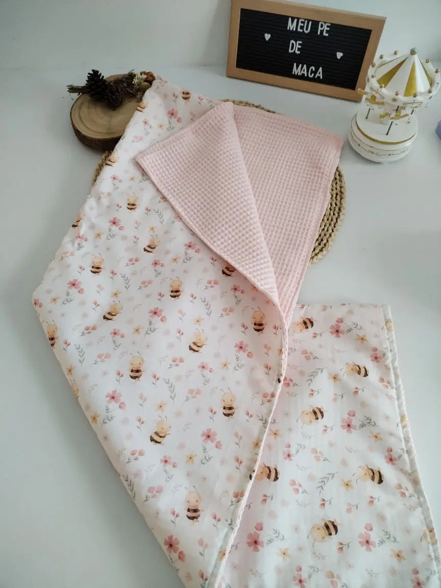 Mantinha Meia-Estação - Waffle Abelhinhas - Meu Pé de Maçã