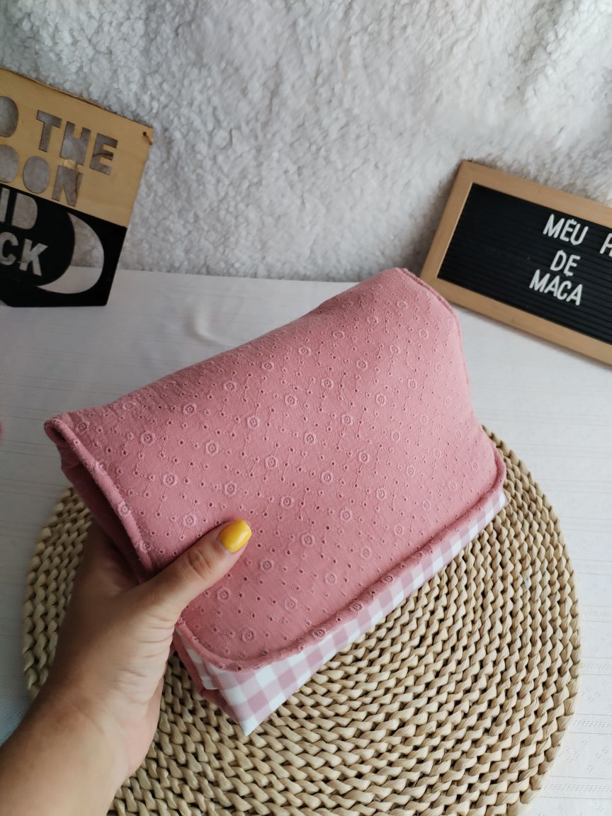 Conjunto Bolsa fraldas e toalhitas, muda fraldas e porta documentos - Musselina Bordada Floral Rosa Velho Escuro