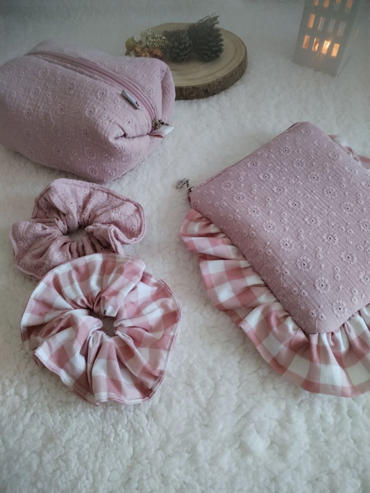 Conjunto Necessaire + Scrunchies + Bolsa para E-reader – Musselina Bordada Rosa Velho - Meu Pé de Maçã