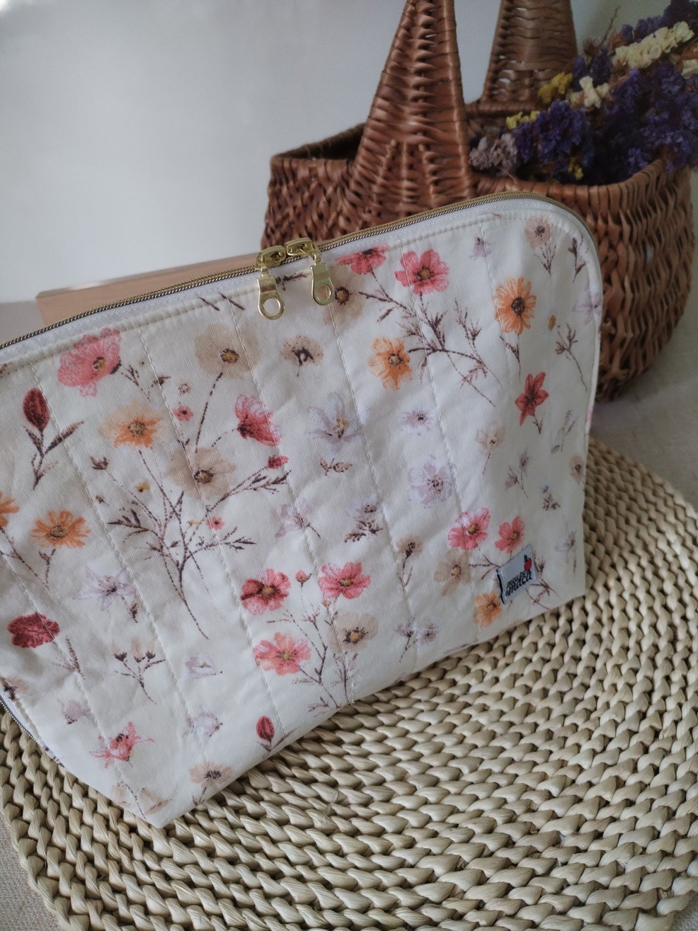 Necessaire de Viagem para Mães – Elegância e Praticidade no Seu Ritmo - Floral Rosa - Meu Pé de Maçã