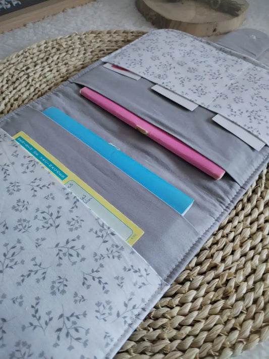 Porta Documentos do Bebé - Floral Cinza - Meu Pé de Maçã