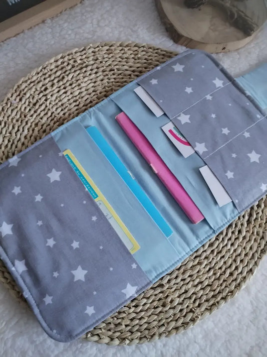 Porta Documentos do Bebé - Estrelas Cinza e Azul - Meu Pé de Maçã