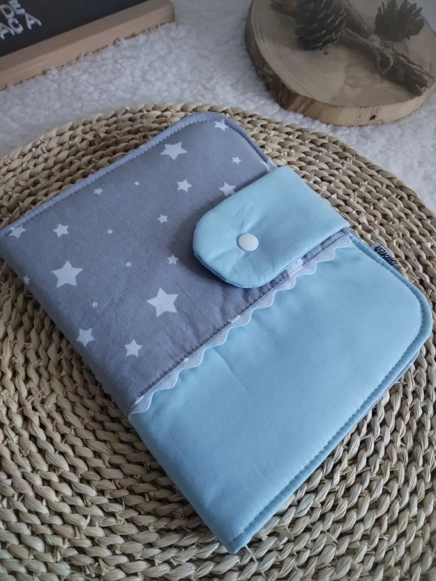 Porta Documentos do Bebé - Estrelas Cinza e Azul - Meu Pé de Maçã