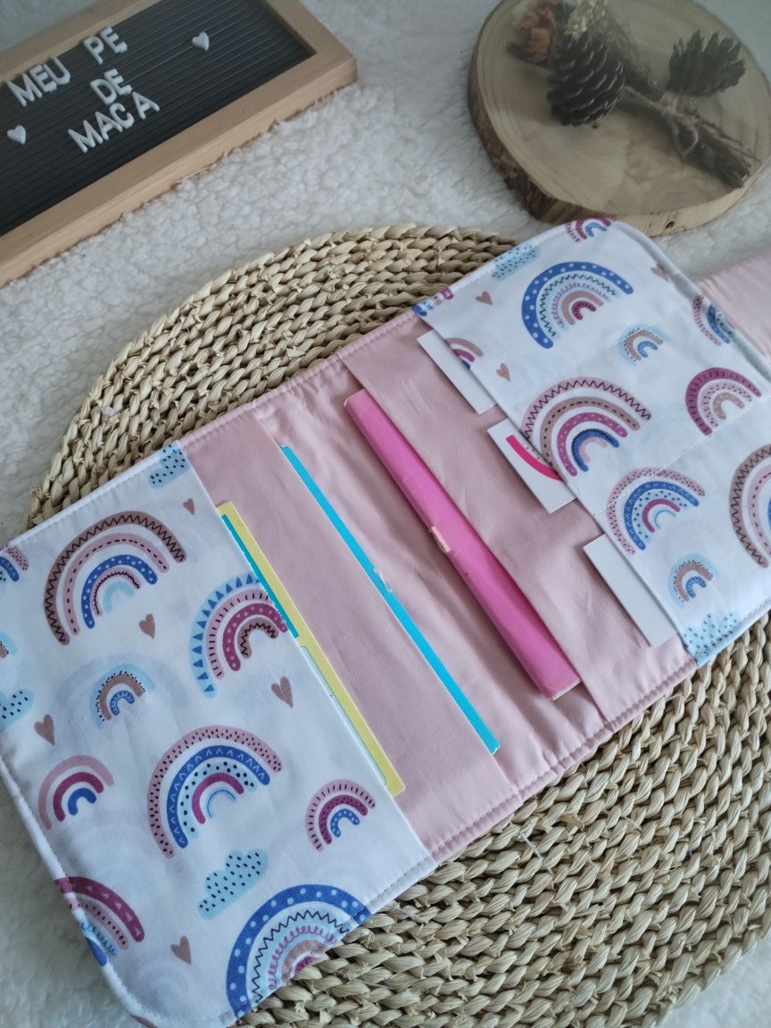 Porta Documentos do Bebé - Arco Íris - Meu Pé de Maçã