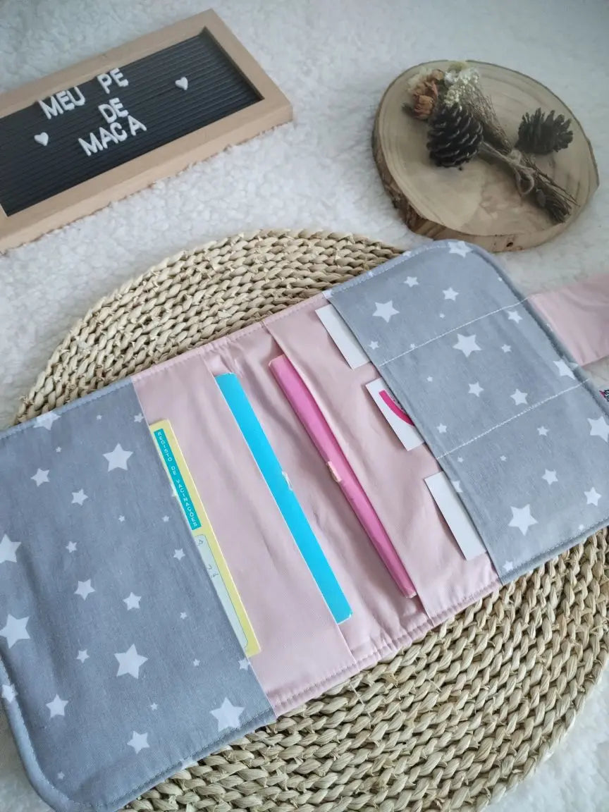 Porta Documentos do Bebé - Estrelas Cinza e Rosa - Meu Pé de Maçã