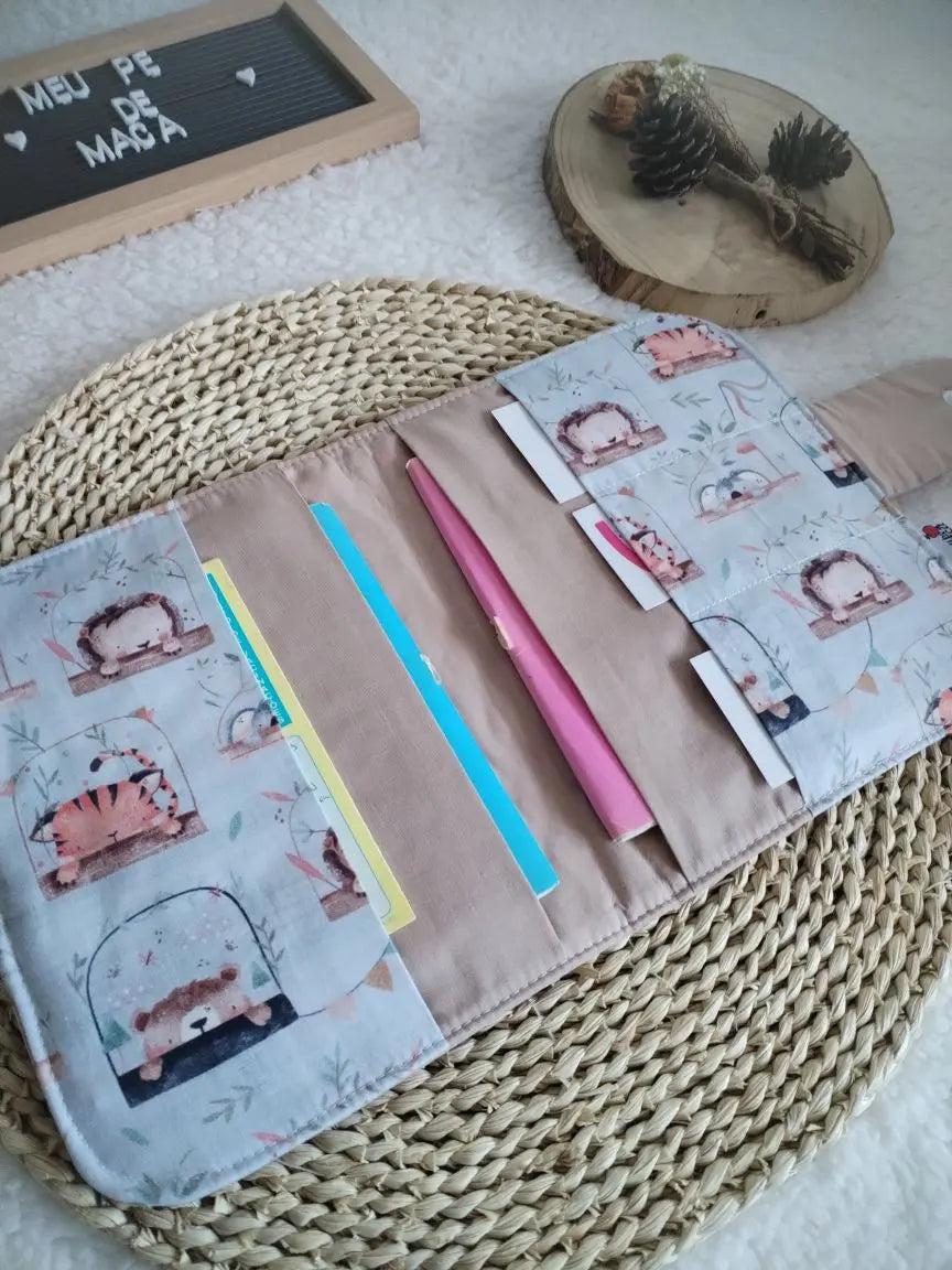 Porta Documentos do Bebé - Animais na Janela - Meu Pé de Maçã