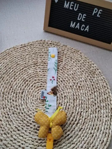 Fita Prende-chupeta com aplicação - Borboleta - Meu Pé de Maçã