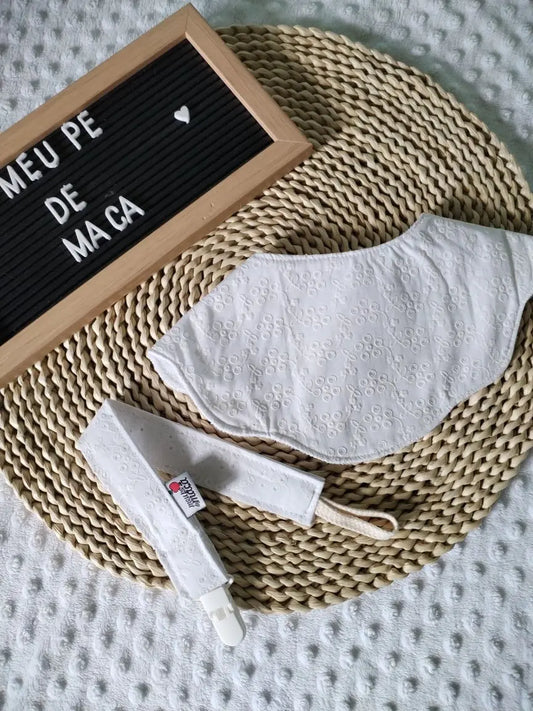 Conjunto Babete Flor e Fita da chucha - Bordado Inglês - Meu Pé de Maçã
