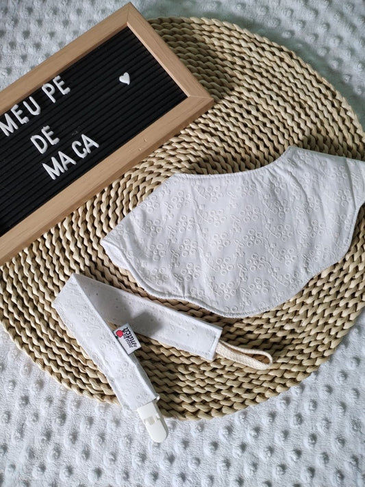 Conjunto Babete Flor e Fita da chucha - Bordado Inglês - Meu Pé de Maçã