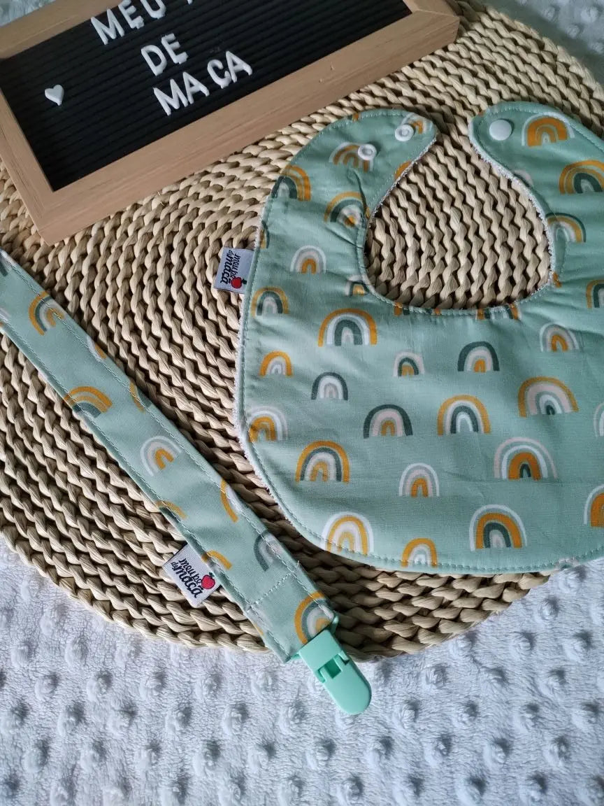 Conjunto Babete e Fita da chucha - Arco íris - Meu Pé de Maçã