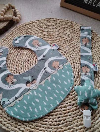 Conjunto Babete e Fita prende chupeta - Meu Pé de Maçã