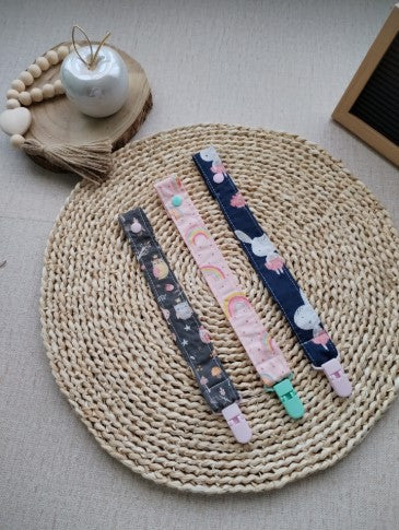 conjunto fita prende chupeta personalizada mochinhos, arco íris e coelhinhas artesanal