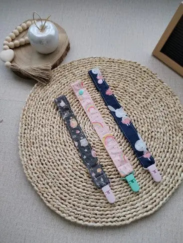 conjunto fita prende chupeta personalizada mochinhos, arco íris e coelhinhas artesanal