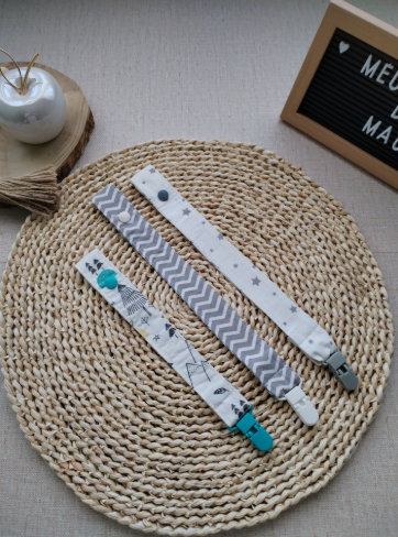 conjunto fita prende chupeta personalizada estrelas e zig zag feito à mão