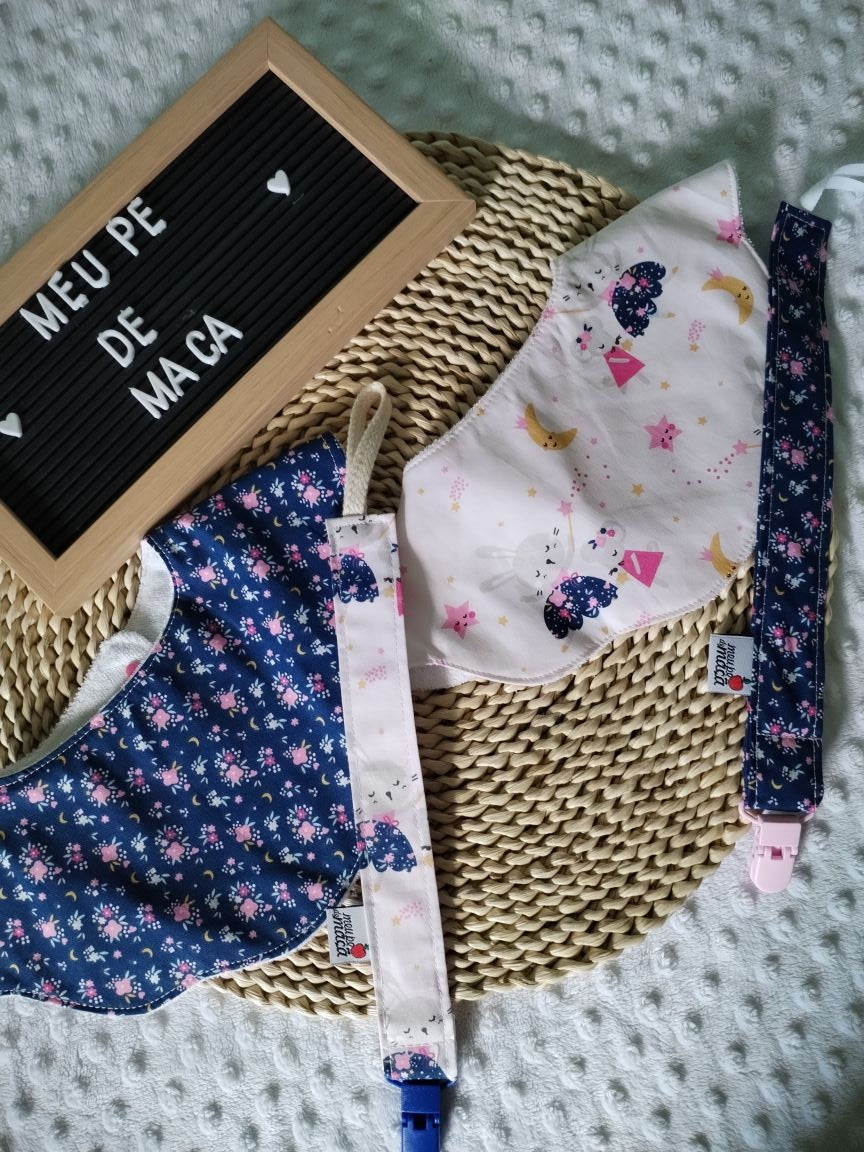 Conjunto 2 Babetes Flor e 2 Fitas Prende Chupeta - Coelhinhas Floridas - Meu Pé de Maçã