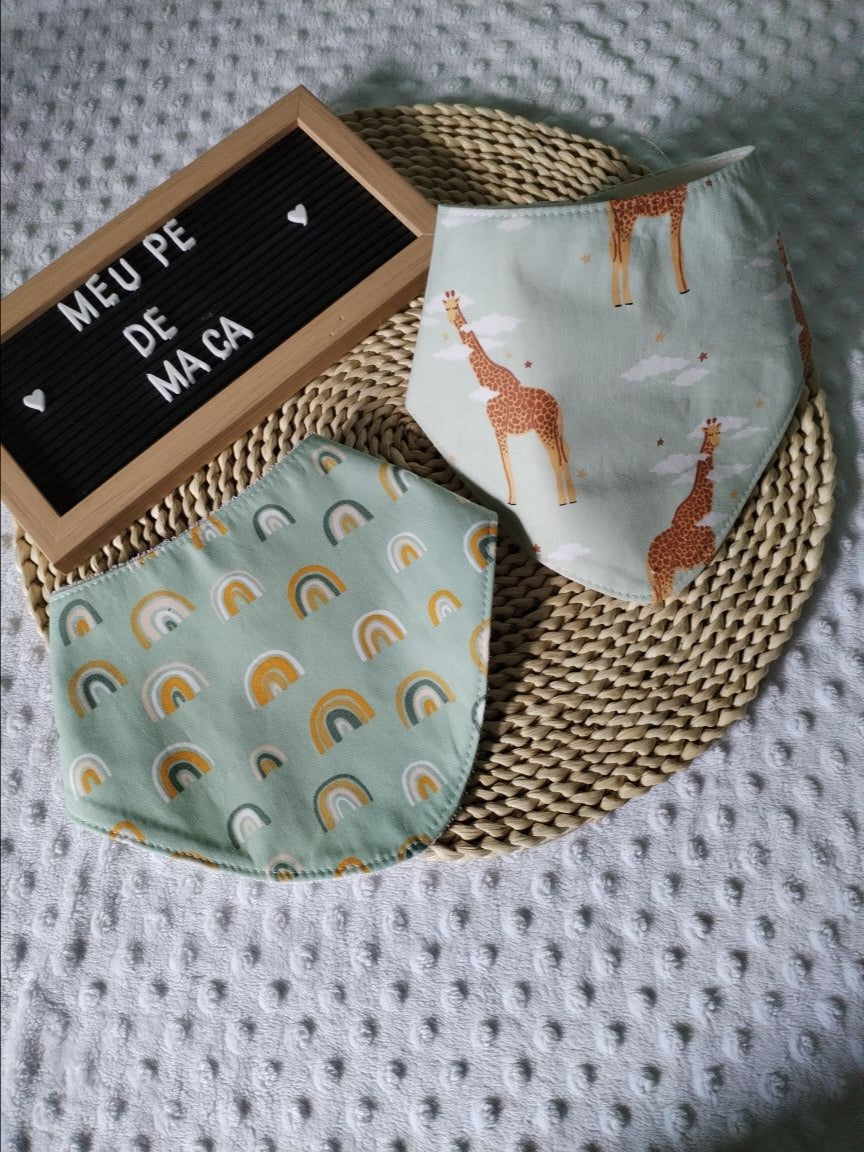 Conjunto 2 Bandanas - Girafas e Arco Íris - Meu Pé de Maçã