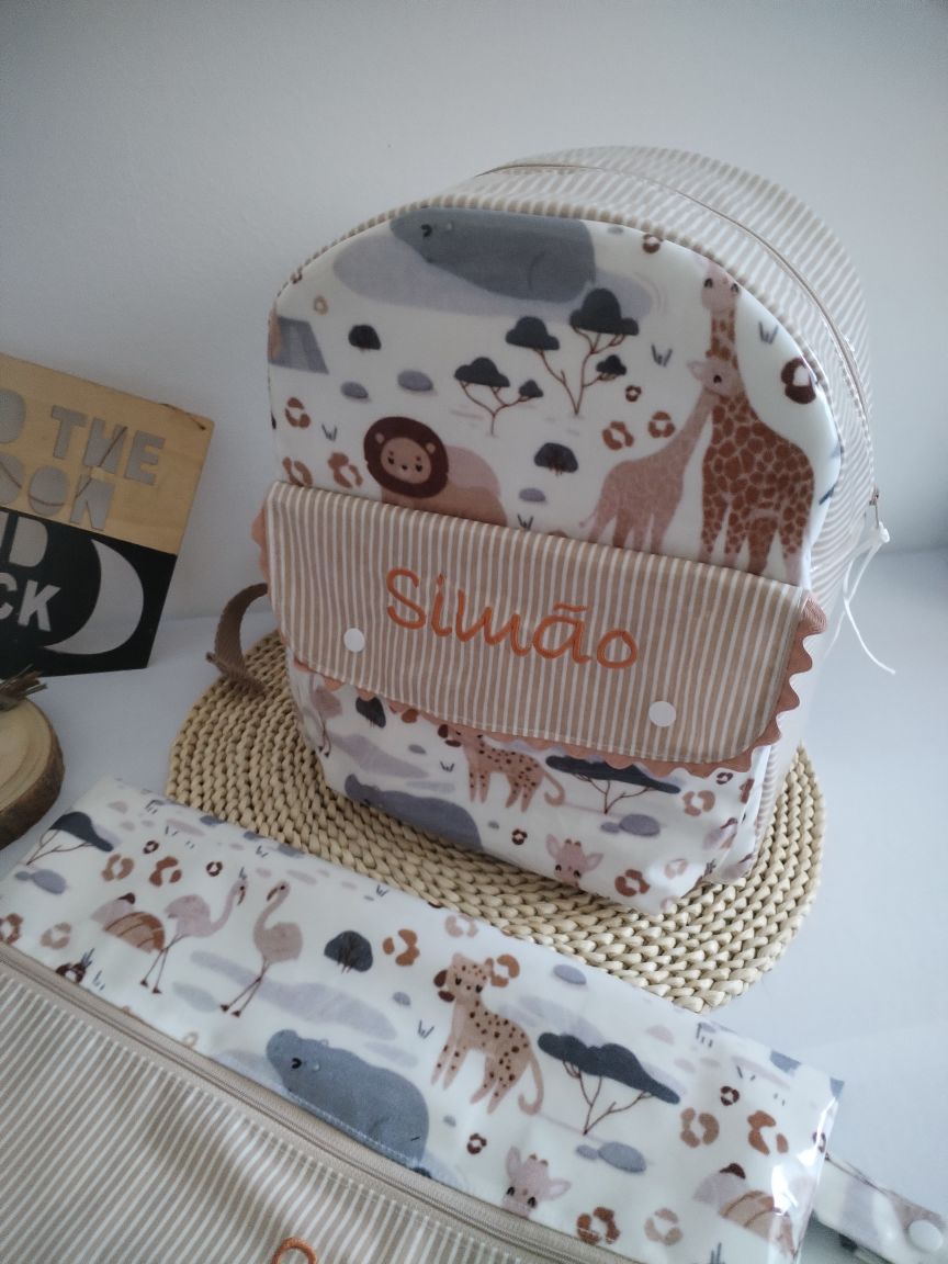 Mochila plastificada personalizada - Meu Pé de Maçã
