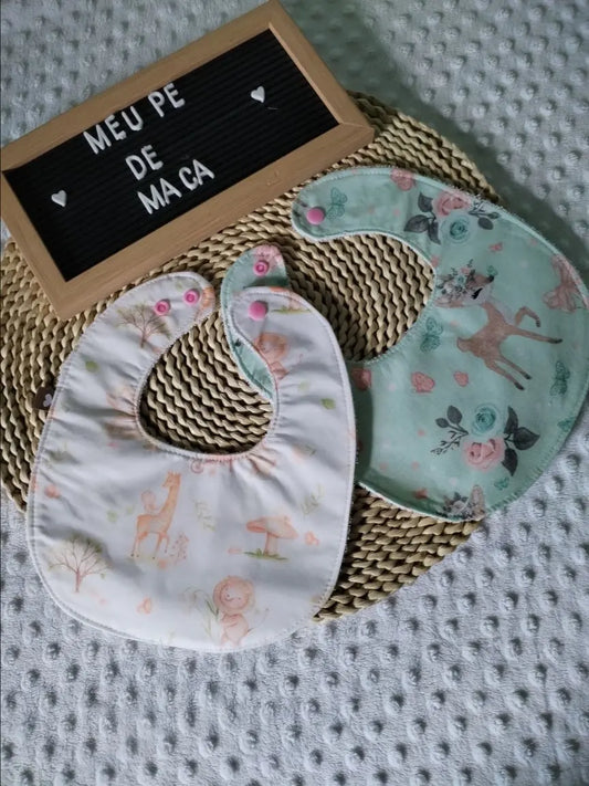 Conjunto 2 Babetes - Veados e Girafas - Meu Pé de Maçã