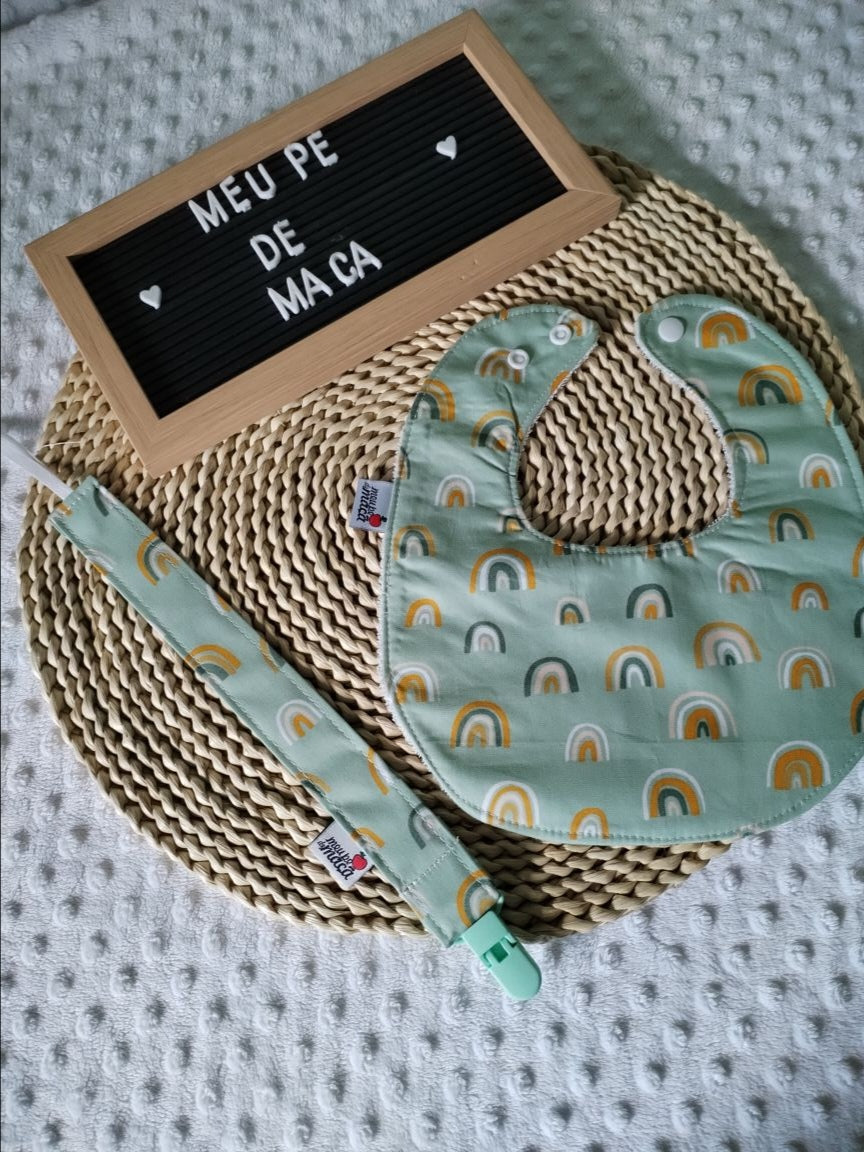 Conjunto Babete e Fita da chucha - Arco íris - Meu Pé de Maçã