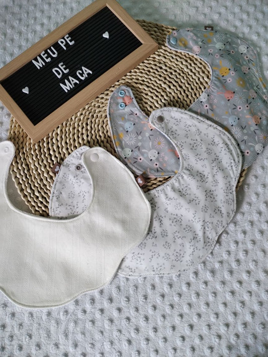 Conjunto 3 Babetes Flor - Floral Branco e Cinza - Meu Pé de Maçã