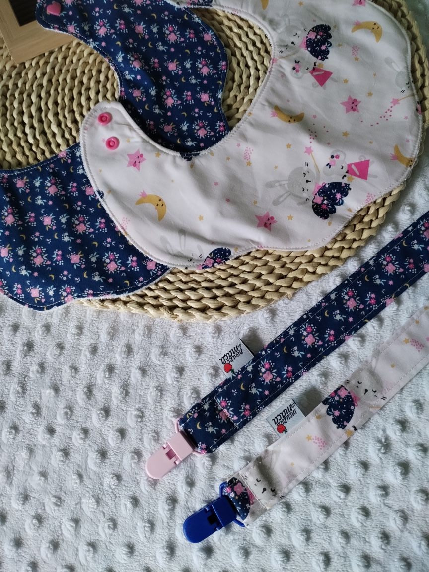 Conjunto 2 Babetes Flor e 2 Fitas Prende Chupeta - Coelhinhas Floridas - Meu Pé de Maçã