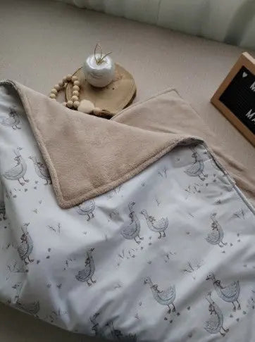 Mantinha Polar Patinhos - Meu Pé de Maçã