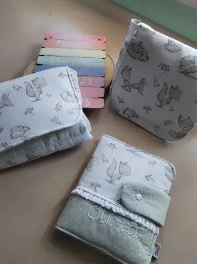 Conjunto Personalizado - Bolsa Fraldas e Toalhitas, Porta Documentos e Muda Fraldas - Meu Pé de Maçã