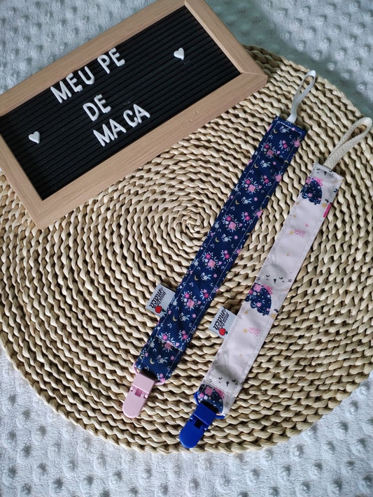 Conjunto 2 Babetes Flor e 2 Fitas Prende Chupeta - Coelhinhas Floridas - Meu Pé de Maçã
