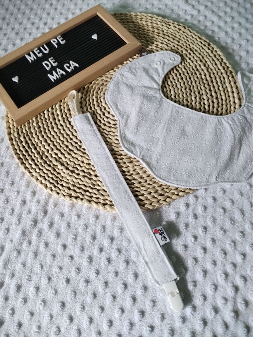 Conjunto Babete Flor e Fita da chucha - Bordado Inglês - Meu Pé de Maçã