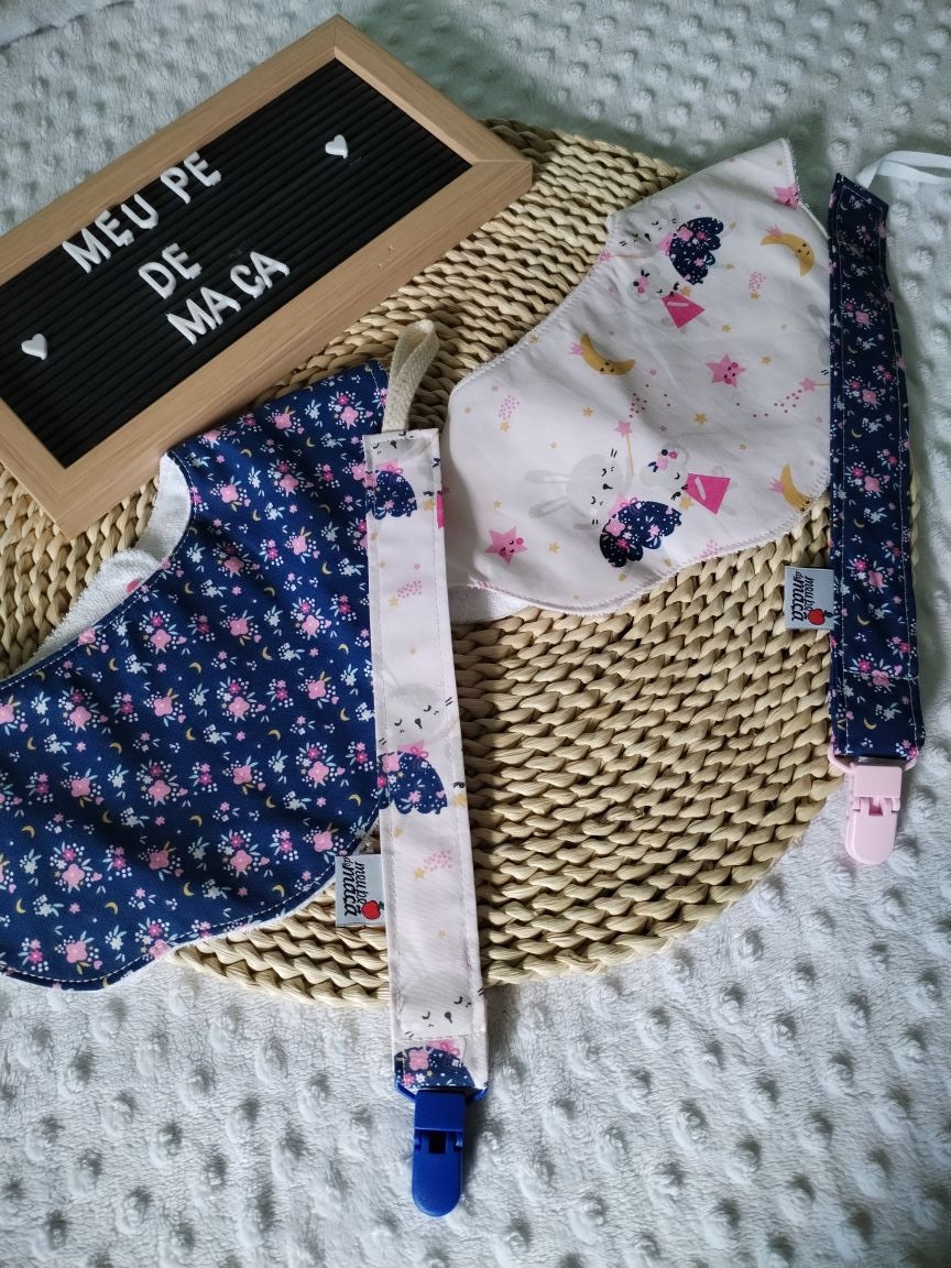 Conjunto 2 Babetes Flor e 2 Fitas Prende Chupeta - Coelhinhas Floridas - Meu Pé de Maçã