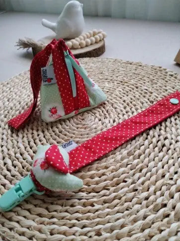 Conjunto Bolsa para a chupeta e fita com aplicação - Floral - Meu Pé de Maçã