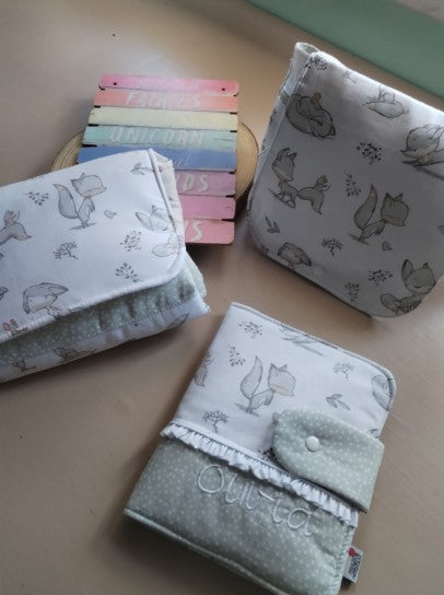 Conjunto Personalizado - Bolsa Fraldas e Toalhitas, Porta Documentos e Muda Fraldas - Meu Pé de Maçã