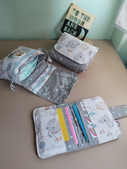 Conjunto Personalizado - Bolsa Fraldas e Toalhitas, Porta Documentos e Muda Fraldas - Meu Pé de Maçã